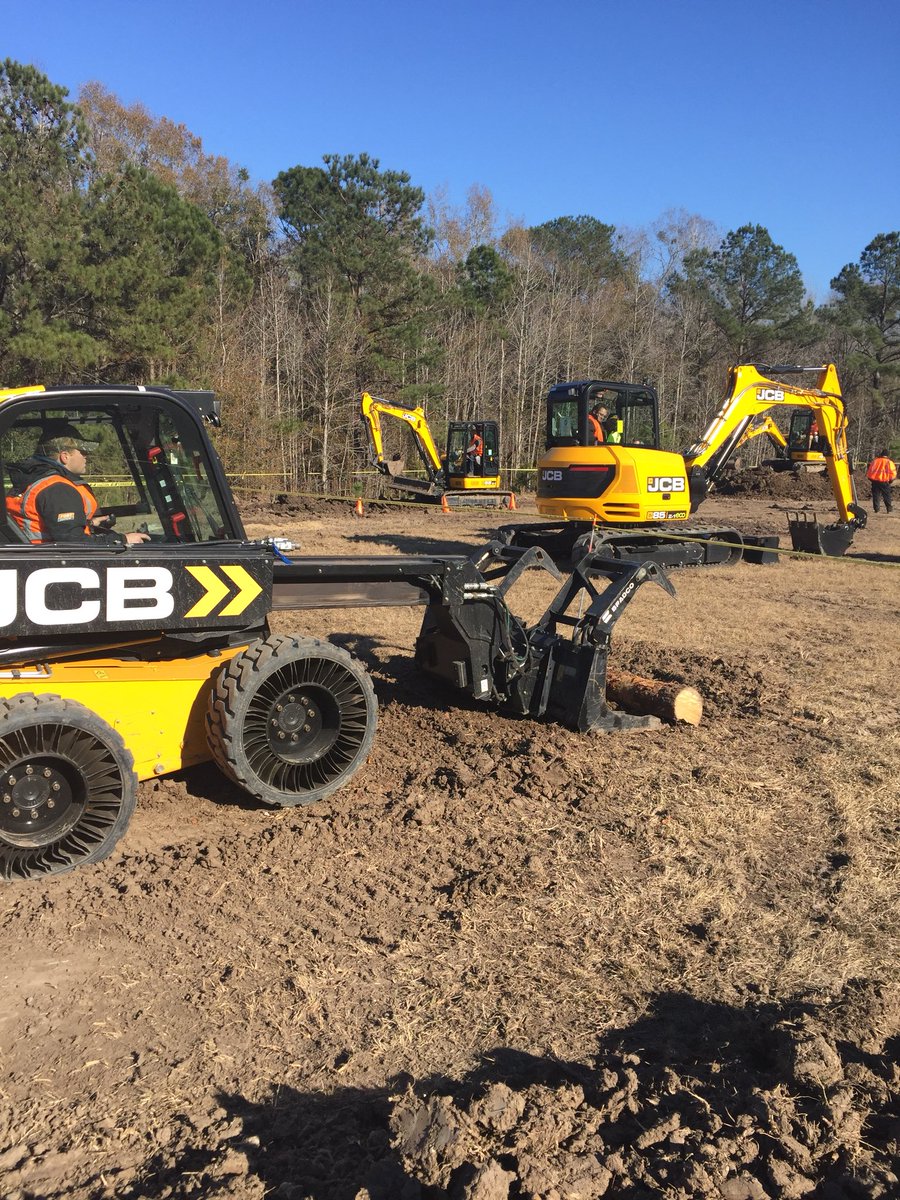 34scwest's tweet photo. JCB 3TS-8T only machine in the WORLD that can reach out and grab. #jcbfielddays https://t.co/jzbxESULYP