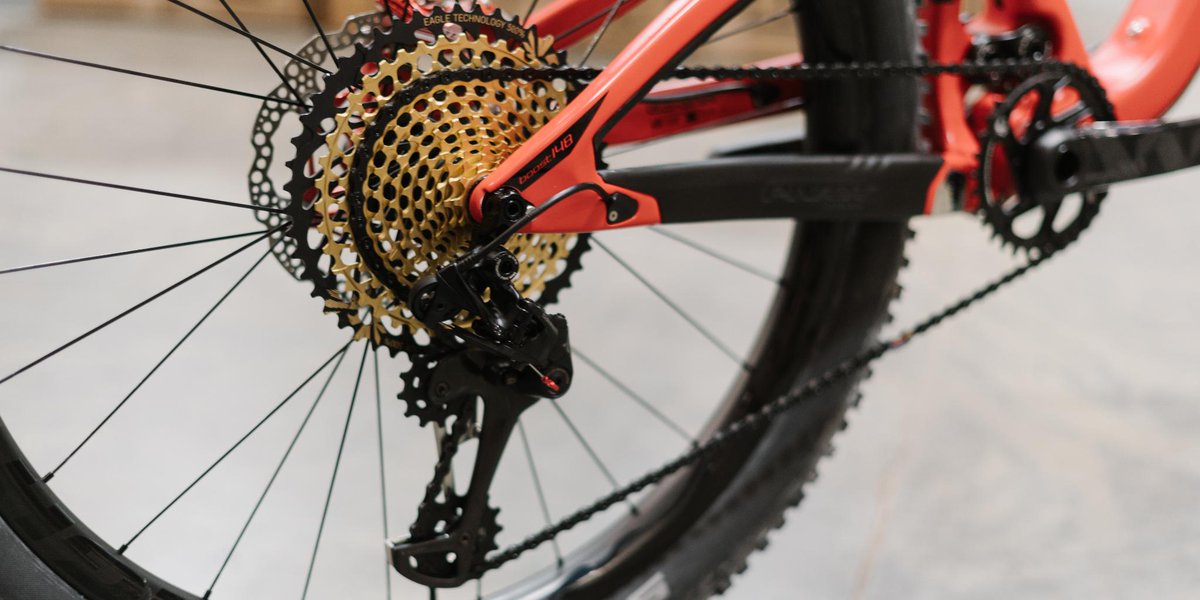 CompCyclist's tweet photo. Placed firmly into the trail category, with a secondary focus on all-mountain exploration. The Pivot Mach 5.5 slays everything the trail throws your way, from technical climbs to steep rocky descents. @Pivot_CyclesUSA @raceface604 @SRAMmtb #ccbikeoftheweek https://t.co/0nzZz7iUeR https://t.co/OKbGyUyEJS