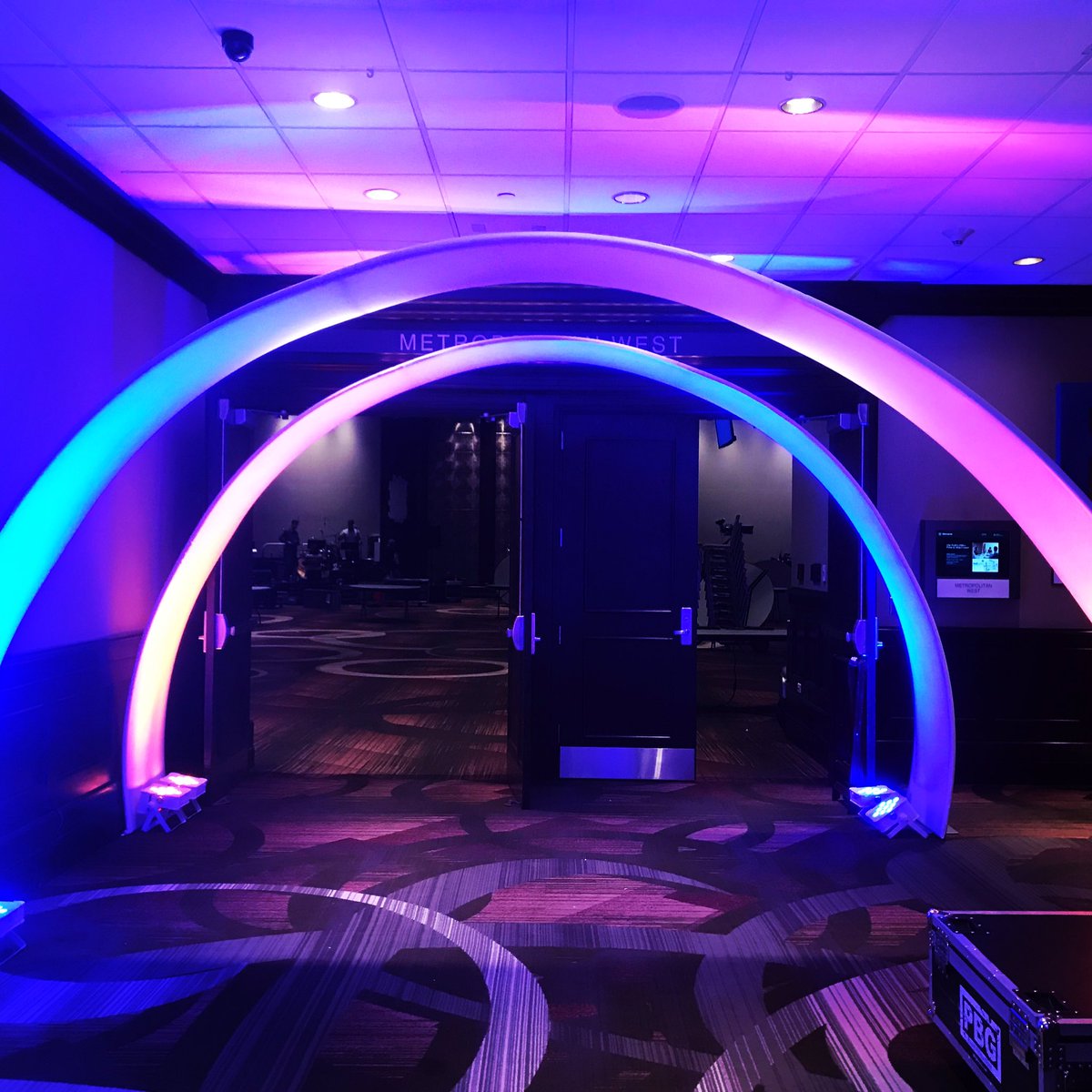 PinkDeb's tweet photo. A little Arch goes a long way! Clean backdrop Peak too. #eventdesign #eventdecor #EventPlanner #bizbash #myilea #ileanyc #design #decor #experiential #eventmarketing https://t.co/JxHax8q34O
