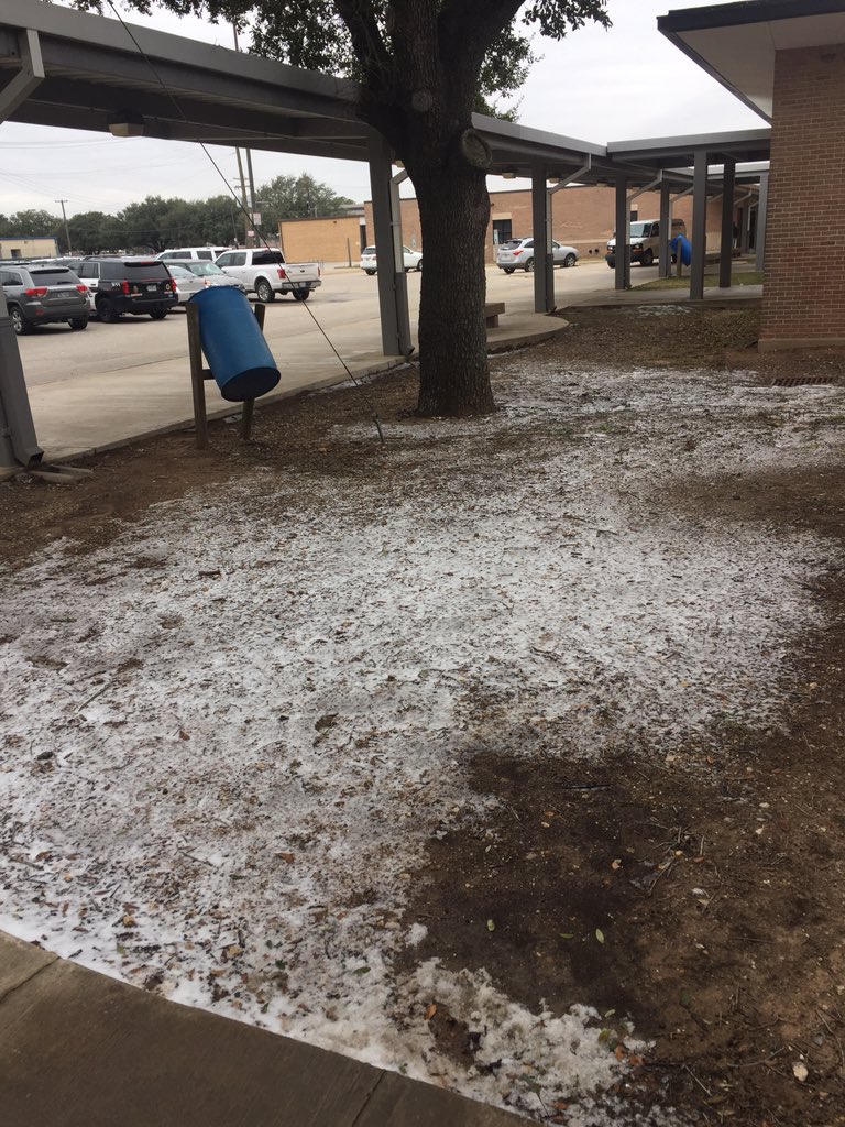 Back to work today after extended MLK Holiday. Weird to see snow/ice on the ground on 1/18 at 2:00pm❄️😳