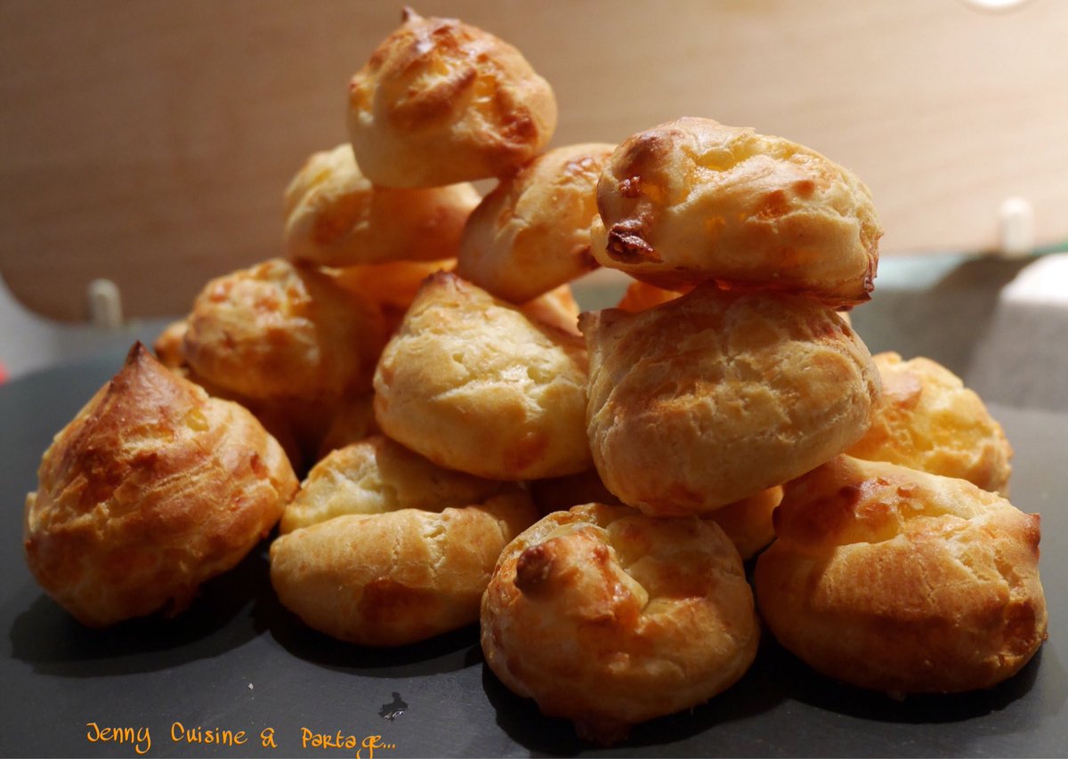 Allez, on se fait plaisir, avec les fameuses gougères 😋 Moelleuses, gourmandes, au bon goût de fromage 🧀 
Nous on les adores, et vous ? 
jennycuisinepartage.com/2018/01/18/gou… #gougères #fromage #aperitif