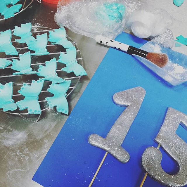LetsCakepe's tweet photo. Disfrutando el camino <3 Torta de quinceañera en proceso <3 #letscake #cakedesigner https://t.co/iR2pbDoS7W