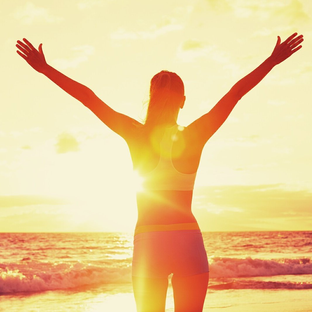 YoBinario's tweet photo. La piel utiliza la luz del #sol para ayudar a generar la #VitaminaD en el organismo, pero como todo,  cuando es en exceso, puede causar daños irreversibles al punto de crear células cancerígenas. Toma precauciones en los días de playa. https://t.co/kuahIJZFUJ