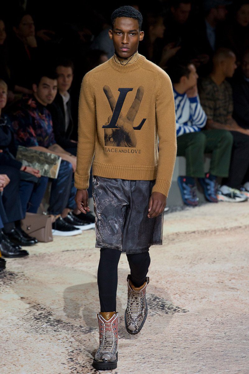 StreetFashion01's tweet photo. Louis Vuitton Killed it on their AW18 Collection!🖤 https://t.co/GbDHfwhx8h