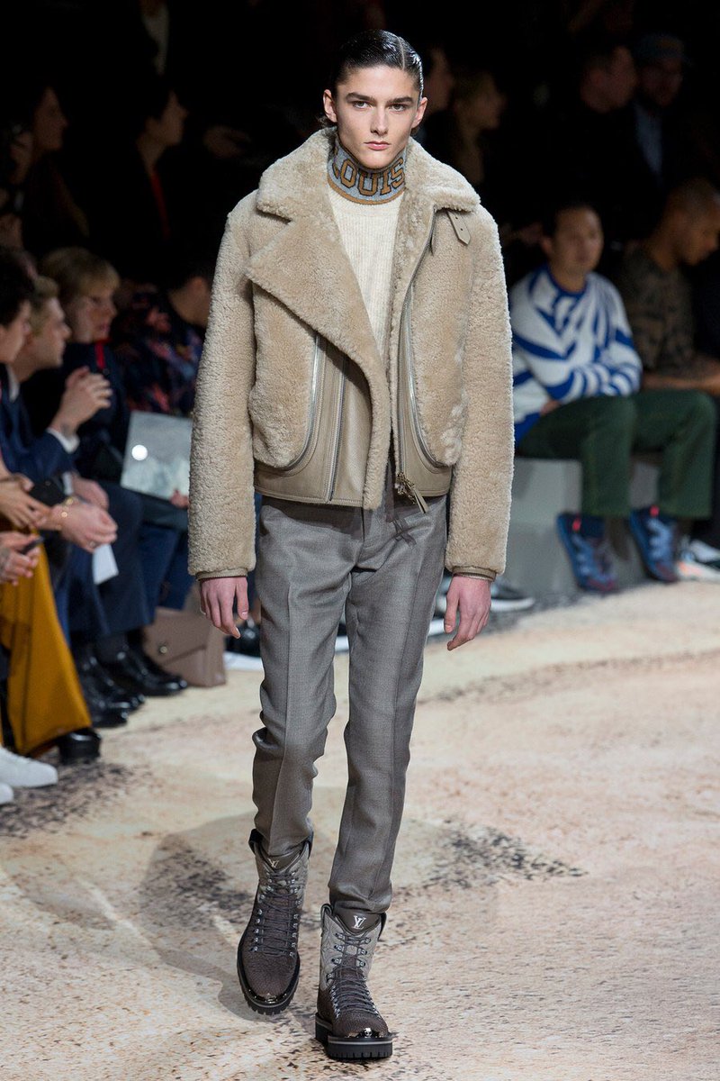 StreetFashion01's tweet photo. Louis Vuitton Killed it on their AW18 Collection!🖤 https://t.co/GbDHfwhx8h