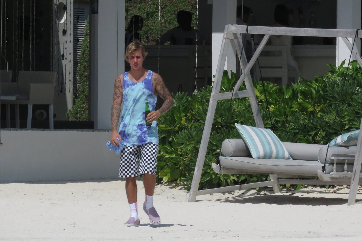 TBBRCandids's tweet photo. Justin Bieber em Landaa Giraavaru, Maldivas. - 16 de Janeiro

#iHeartAwards #BestFanArmy #Beliebers https://t.co/h6bmFtIQ3e