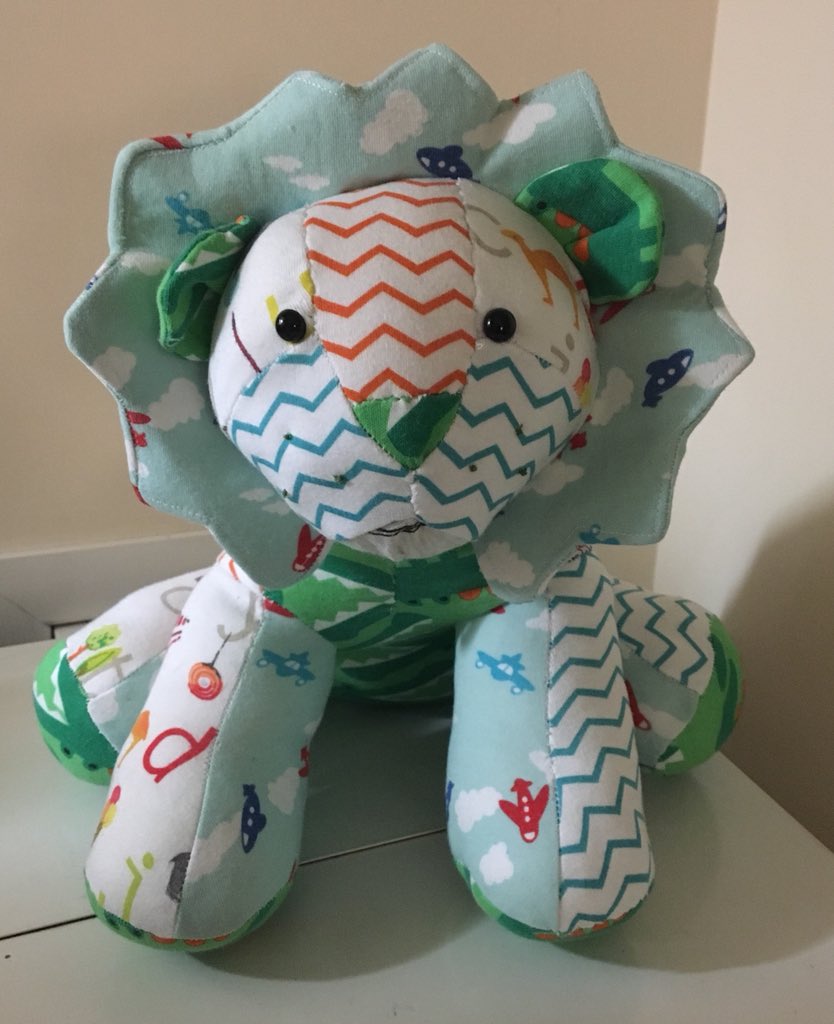 CalmeliaDesigns's tweet photo. ๐ธ One of my most recent makes. Iโm offering 10% off all orders placed between now and the 31st January! ๐ธ #memorylion #memory #keepsake #babyclothes #htlmphour https://t.co/oX9Cy8bbSI