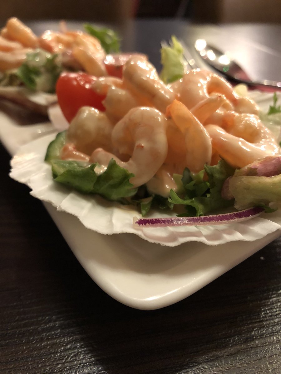For those with more delicate palates, don’t worry our non-spicy Prawn Cocktail starter presented on real shells is a great option.