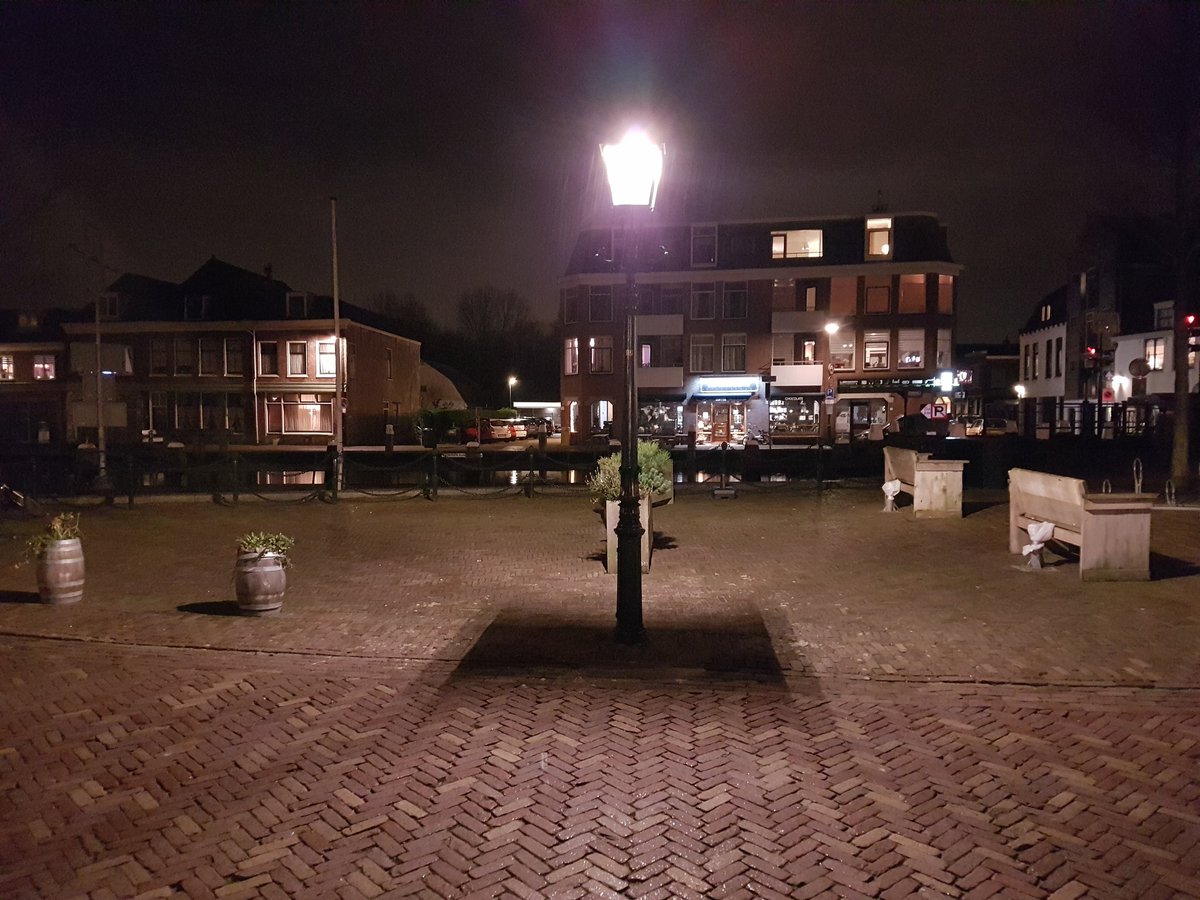 <a href="/Gemeente_LV/">Gemeente LV</a> <a href="/nieuwDamcentrum/">Centrum van Leidschendam</a> Dit kan toch niet de bedoeling zijn... #uitlichtensluisgrbied. #zoekdeverschillen belachelijk veel licht.