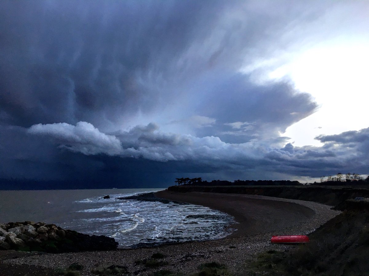 WildlifeGadgets's tweet photo. Amazing skies this evening over Bawdsey. Just had to stop and look at it for about 20minutes. Awesome! https://t.co/1SLXAPWIIW