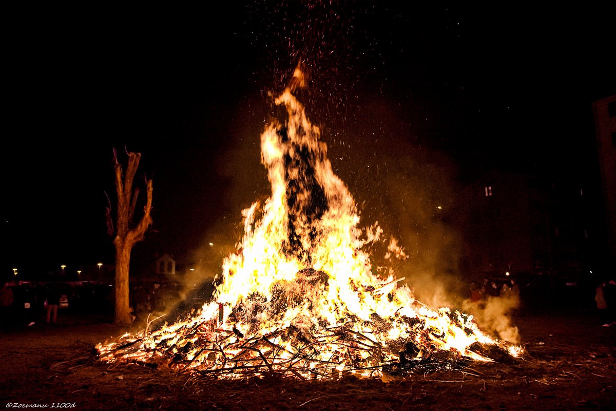 Fuoco di Sant'Antonio !#abbiategrasso #abbiatense #cittaslow #parcodelticino #zoemanu #emanuelezogno #photodirector #cyberlink #canon_photos #canonphotography #canon_official #canon #fuocodisantantonio #osgb #oratoriodisanpietro #sanpietro #fuoco  #17gennaio2018