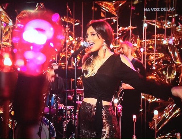 _lucianapires's tweet photo. O Programa Na Voz Delas está sendo apresentado novamente no @CanalBis às quintas feiras 19h e reprise às sextas feiras 20h e aos domingos 13h!!! Hoje me apresento com a música "Theme From Mahogany"sucesso na voz de Diana Ross!#navozdelas #canalbis #cantoras #txfilmes #dianaross https://t.co/1xmAfUNw6z