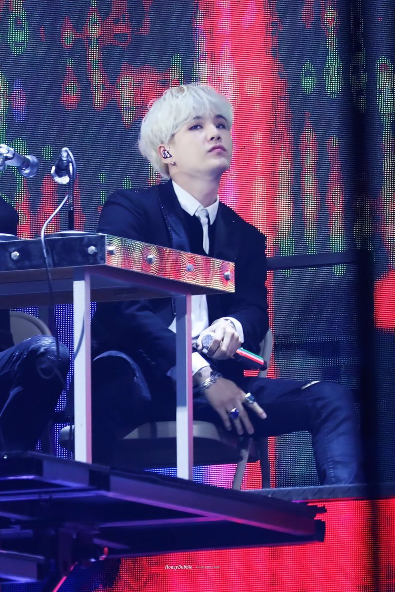 d2wings's tweet photo. he’s just so iconic #BTS #BestBoyBand #iHeartAwards @BTS_twt https://t.co/dYVhLTGH6P