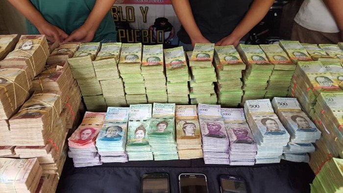 ConElMazoDando's tweet photo. Sepa cómo bachaqueros y mafias promueven guerra de precios para destruir la moneda - https://t.co/8C9arRZV1w https://t.co/vx7wvH3NJp