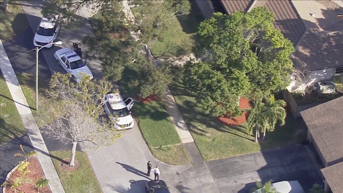 Police set up perimeter while searching for 2 burglars in Plantation bit.ly/2FTkgNM?utm_so… https://t.co/cJByxT8cag