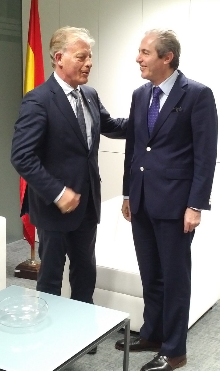 Hoy el Presidente Bello con la Junta  Directiva de COCAHI, (Confederación de Cascos Históricos Comerciales) nos hemos reunido con el nuevo Dtor. G de Comercio, del Ministerio de Economía, y le hemos presentado nuestros proyectos. <a href="/CCA_LEON_GOTICO/">CCA León Gótico</a>  <a href="/gasteizon/">Gasteiz On</a> <a href="/regidoriacomerc/">Regidoria de Comerç</a>