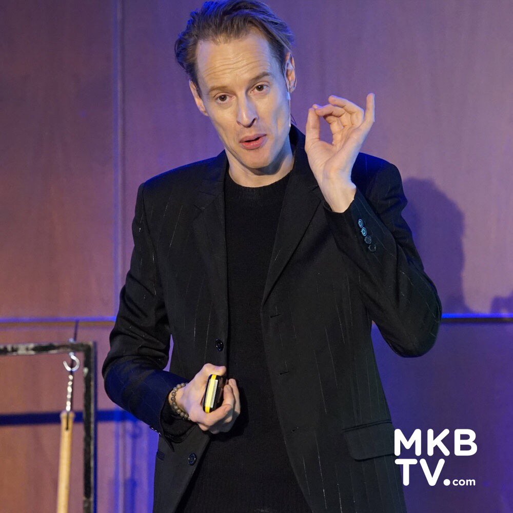 mkb_tv's tweet photo. Zeer inspirerende spreker @DaanRoosegaarde op de @PBrotterdam 2018. Binnenkort interview op @mkb_tv #mkbtv #PBRotterdam #windvogel https://t.co/nR1MKgRzYu