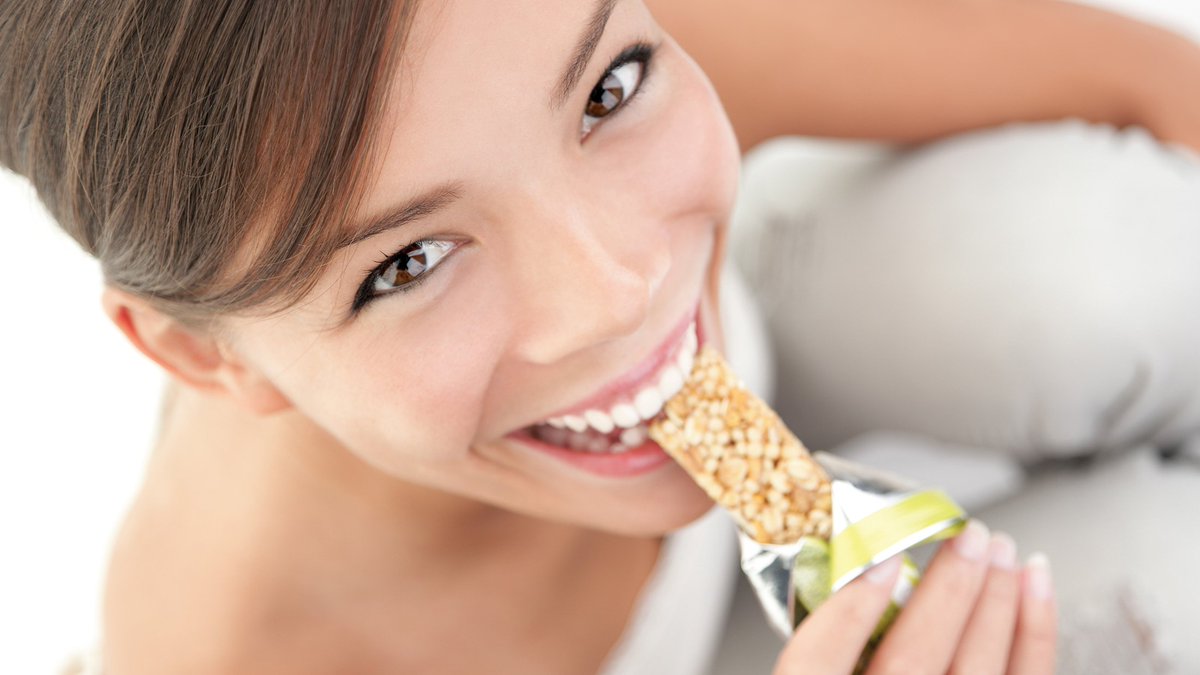 snackgeniushero's tweet photo. #Eating on the go can actually benefit your diet & your health – IF you’re choosing the right meals and snacks. A quick, #healthy #snack can give you the #energy you need, improve cognitive performance & get you back on track. https://t.co/tyffxNMzIo #snackgenius #FunFactFriday https://t.co/VXgbdP30iz