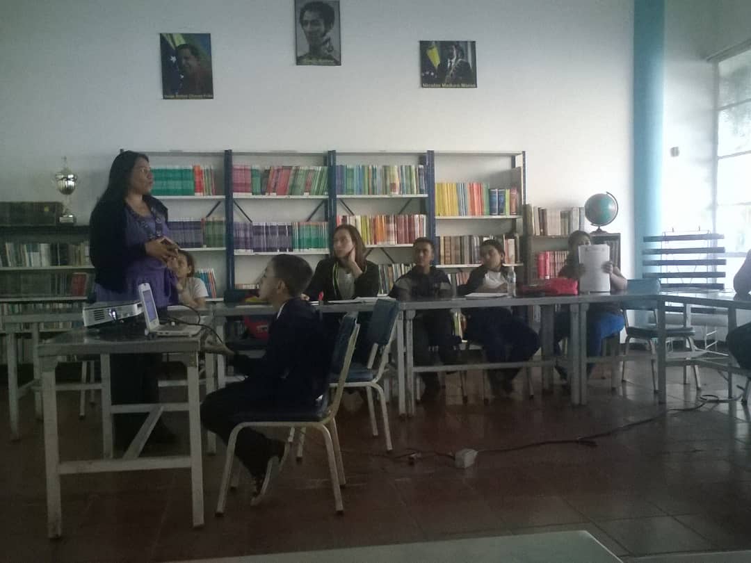 CE_FERMINTORO's tweet photo. Reunión con la Profesora Carmen Pérez de la Zona educativa, formadora de los consejos educativos @CE_FERMINTORO https://t.co/slsFND8B65