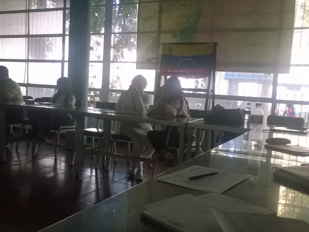 CE_FERMINTORO's tweet photo. Reunión con la Profesora Carmen Pérez de la Zona educativa, formadora de los consejos educativos @CE_FERMINTORO https://t.co/slsFND8B65