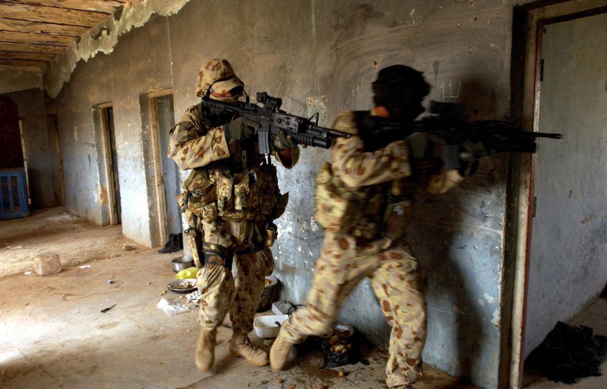 OpexNews's tweet photo. 15 avril 2003. Des soldats australiens du 4e Bataillon du Royal Australian Regiment (#Commando) patrouillent et dégagent des bâtiments et des infrastructures dans une importante base aérienne irakienne dans l'ouest de l'Irak. #OperationFalconer #MiG25PU #4RAR #SFTG #Irak https://t.co/jZs2biQRLY