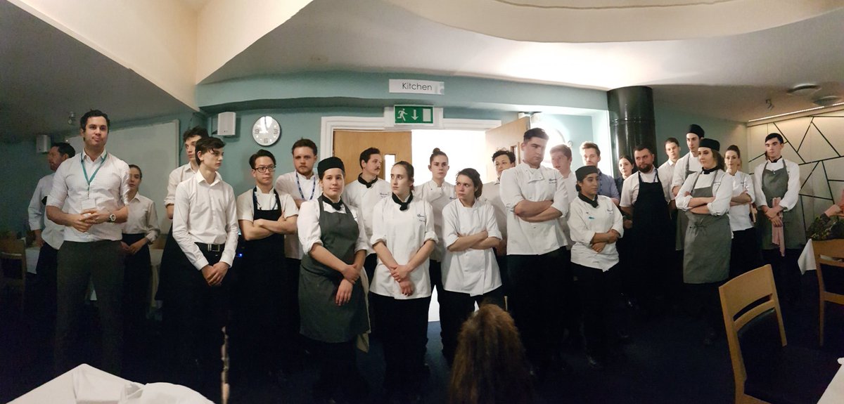 SilvanaBandini's tweet photo. Amazing 'THE PIG near College' dinner @BathCollege Thank you so much @KamilOseka @harrisde123 @lecturerryan great night with @SasLCB @ChrisStaines1 😊 https://t.co/WCRnGhm1UE