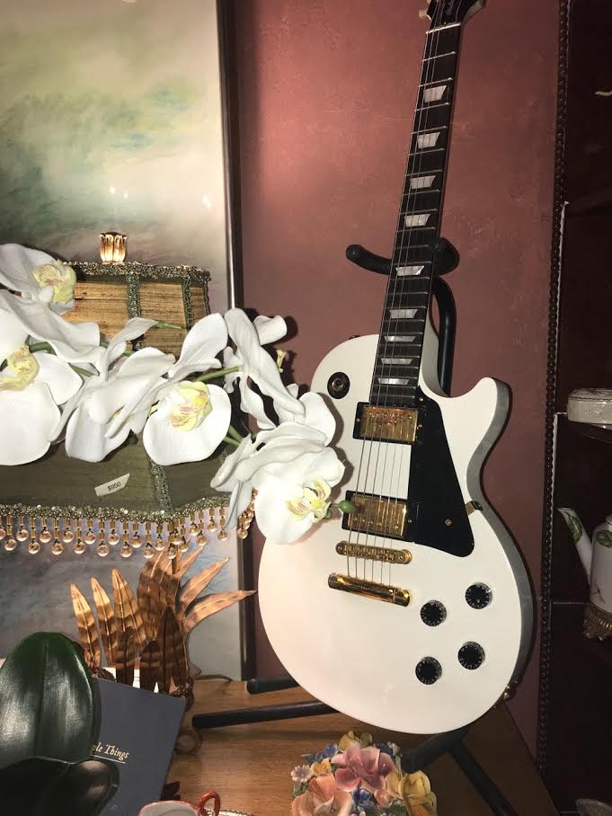 omansion's tweet photo. Something wondrous awaits in every corner!
#guitar #orchid #flower #simplethings #mansionmagic #omansion #omuseum #mansiononostreet #mansionono #mydccool #dc #washingtondc #dmvlove #dupont #dupontcircle #explore #exploredc https://t.co/9odtza0csP