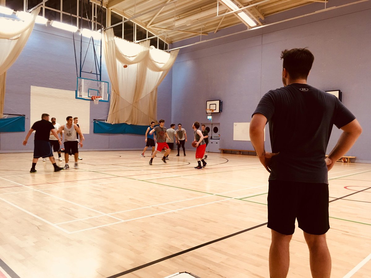 hamble_Hornets's tweet photo. Another fantastic session with the @hamble_Hornets tonight - check out coach @NathanClifford leading his team! https://t.co/KhCN5D8ssv