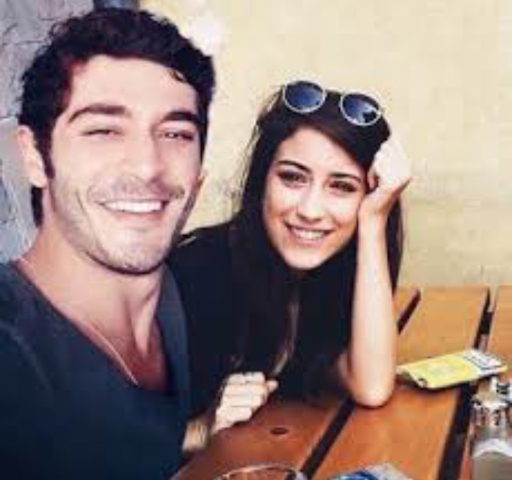 DebraLeguizamon's tweet photo. Si la novela turca "El secreto de feriha" fue un éxito en Argentina gracias a TELEFE, ahora no puede dejar pasar está serie turca @bizimhikayedizi más vista en Turquía protagoniza por @HazalKaya110  @_denizburak 💖 Por favor @telefe @Telefeprensa 
#LatamPideBizimHikaye 💕💕 https://t.co/6BWNqY6L4w