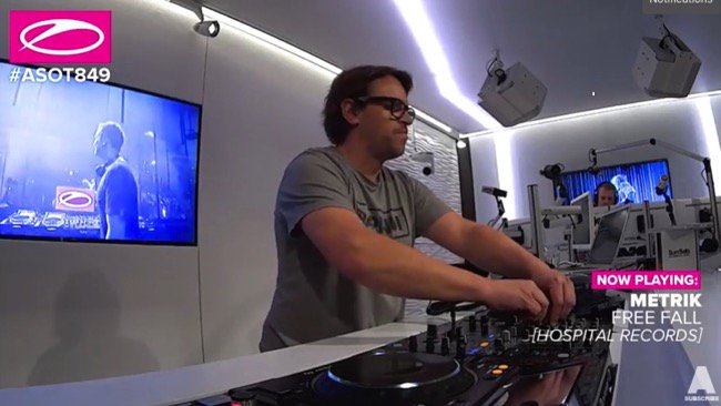 LvAVB_ASOT1PNW's tweet image. 🎶@MetrikMusic ‘Dream Sequence’ &amp;amp; ‘Free Fall Hospital’  Awesome closing to an awesome track!💖Vocals!!💖 Happy vibes!🎶🙌🏽😁🎶🙌🏽😁#ASOT849  @nickchicane #ASOTXXL👌🏽
@asot #TranceFamily 
(Margaret S.-Seattle🇺🇸)