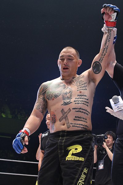 MMA_Rewind's tweet photo. 23 years ago today, Enson Inoue made his MMA debut, defeating Shingo Shigeta via TKO due to punches at 1:10 of the 1st round at Shooto – Vale Tudo Access 3. @EnsonInoue later fought @UFC legends Randy Couture, Frank Shamrock, Mark Kerr, Heath Herring, &amp; Antônio Rodrigo Nogueira. https://t.co/3F5uWRwlD0