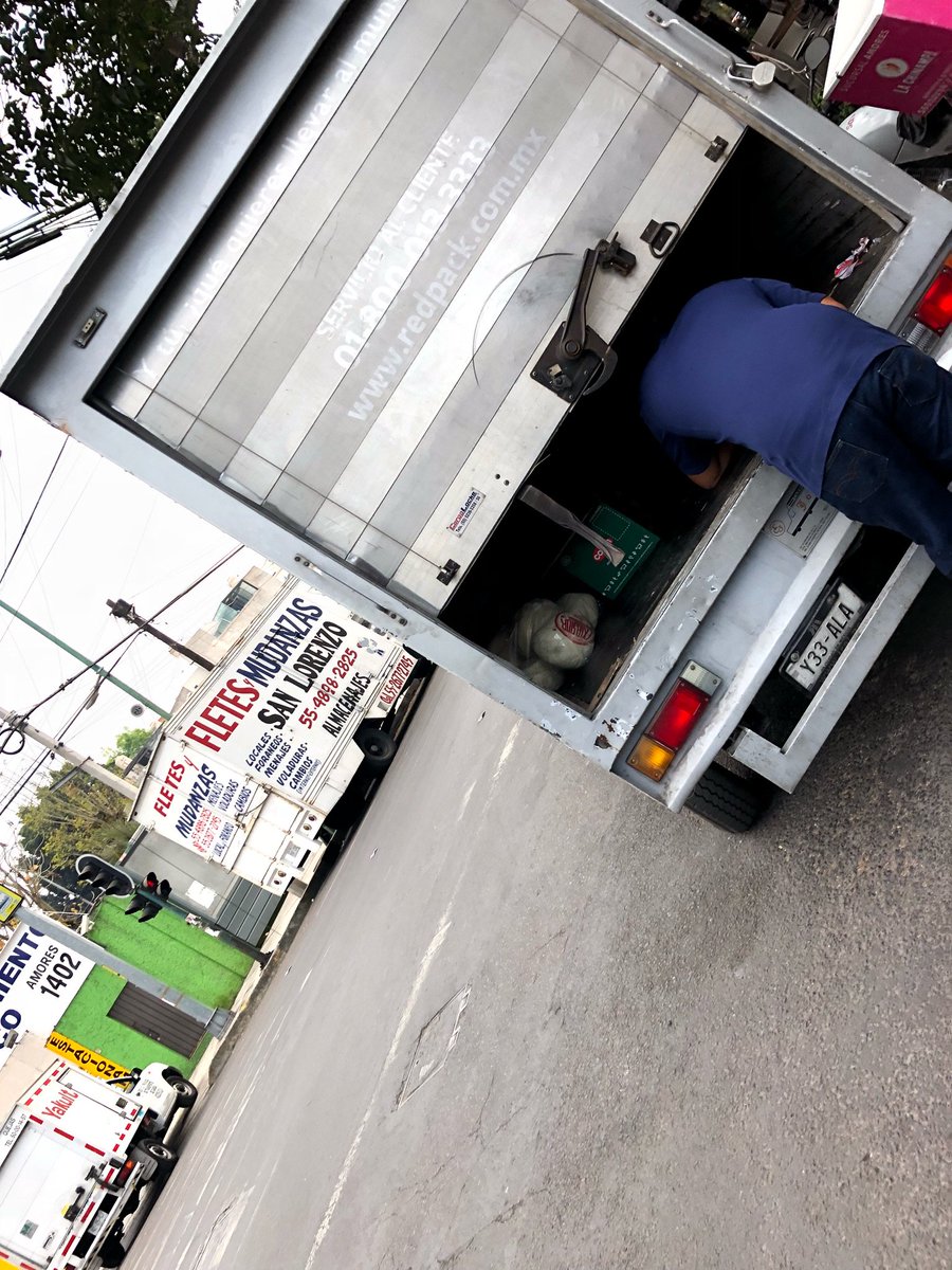 DenunciaMX_'s tweet photo. Oye @redpack_mkt no puedes estacionar tus camionetas en el paso peatonal mientras descargas en @LachinampaAmore una grúa por favor @UCS_CDMX @072AvialCDMX @DelegacionBJ @AGUCDMX @VigimoviCDMX @SSP_CDMX @SOBSECDMX @hiramalmeidae @Christianvonroe https://t.co/vq7IISw8ks