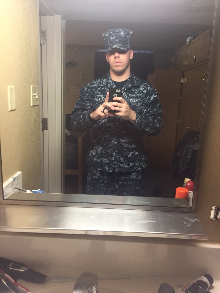 hunterkeys7's tweet photo. Had to take a last day in the barracks selfie...I know we don’t wear covers indoors #FuckEm https://t.co/7v3ol6Be0q