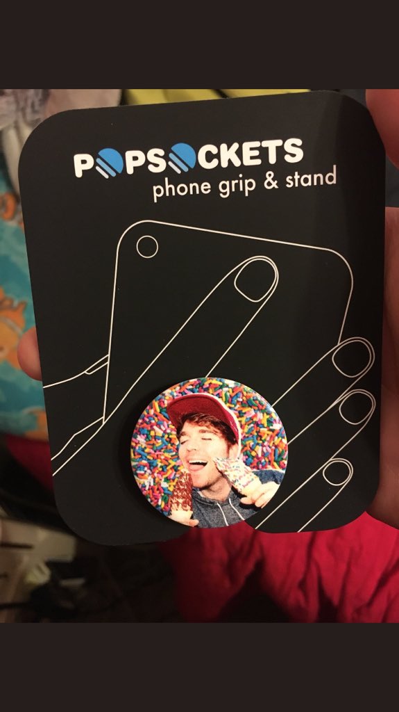 madsgibson0's tweet image. Y’all!!! If I get 300 retweets @wonderlessphan will buy me a @shanedawson pop socket I’m crying I love her so much :’)
Please RT so when we meet I’ll have something she bought me :’) &amp;lt;3