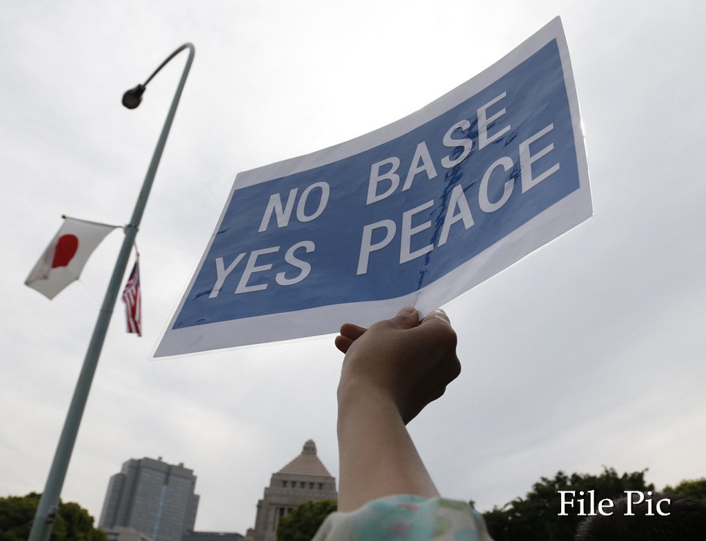 XHNews's tweet image. No more screw-ups please! Japan lodges protest as U.S. military chopper again flies over Okinawa elementary school, which has just been hit by a falling chopper window last month xhne.ws/knw4G