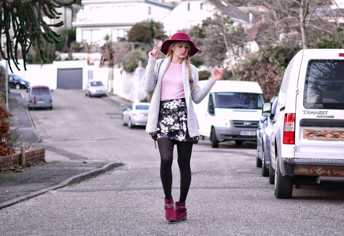 maggiebydesign's tweet photo. Are you a hat person? Read what the most recent trends for the ultimate accessory are: https://t.co/3YaiB1iyKd #hat #ultimateaccessory https://t.co/wtNzmAZqjL