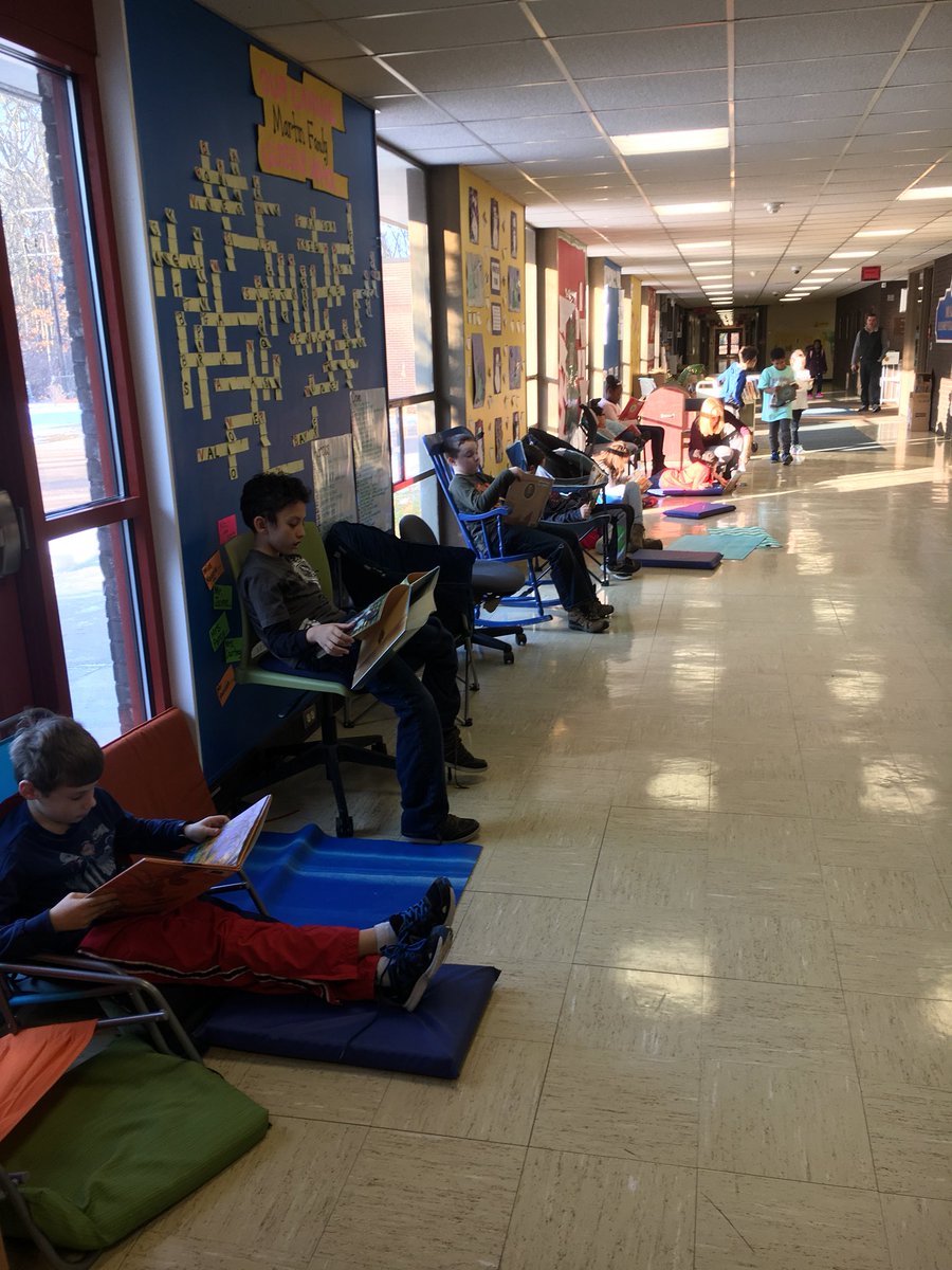 TheBarbashShow's tweet photo. Rocking our reading in our rocking chairs for Rocking Chair Reads week! @MPS_Martin @mpspride #MartinMustangsRead https://t.co/bKpqdYLdYT