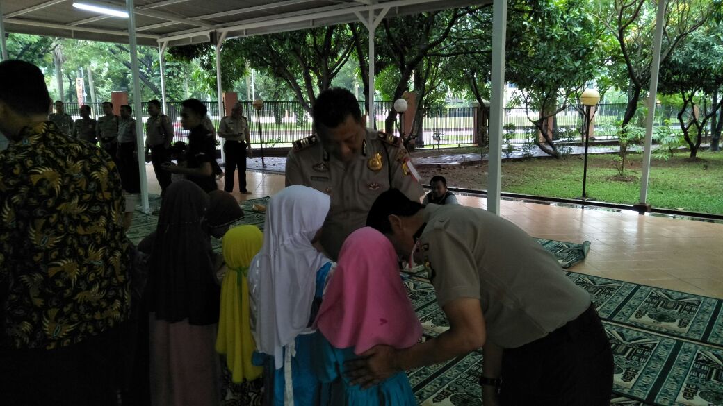 CibarusahPolsek's tweet photo. Kapolres Metro Bekasi santuni 20 orang anak Yatim Piatu dari Cibarusah yang diserahkan oleh Wakapolres AKBP Luthfie Sulistiawan, S.Ik., M.H., M.Si.yang dampingi  Kasat Binmas AKBP Y.S.  Muryono dan Kapolsek Cibarusah AKP Agus Marwoto, S.E. di serambi  Masjid Daarul Amanah. https://t.co/hYDmWgGGua