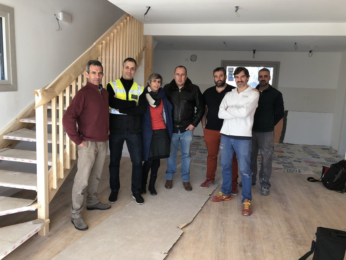 BioPasiva_'s tweet photo. Misión cumplida!!, hemos pasado la última prueba necesaria para conseguir la certificación de nuestra #Passivhaus de #SotodelReal, el test de #blowerdoor!!, aunque algo ajustado, pero lo hemos superado! Gracias a todo el equipo #100x100madera! Ahora a esperar el certificado https://t.co/pCZjoJ8PPv