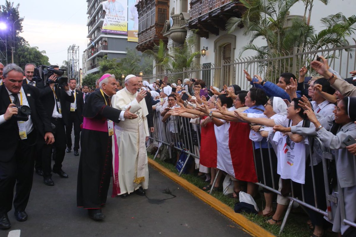 PapaFranciscoPe's tweet photo. #FranciscoEnPeru 🇵🇪 El pontífice y el pueblo peruano #UnidosPorLaEsperanza 💛 https://t.co/B8nEhQgDgS
