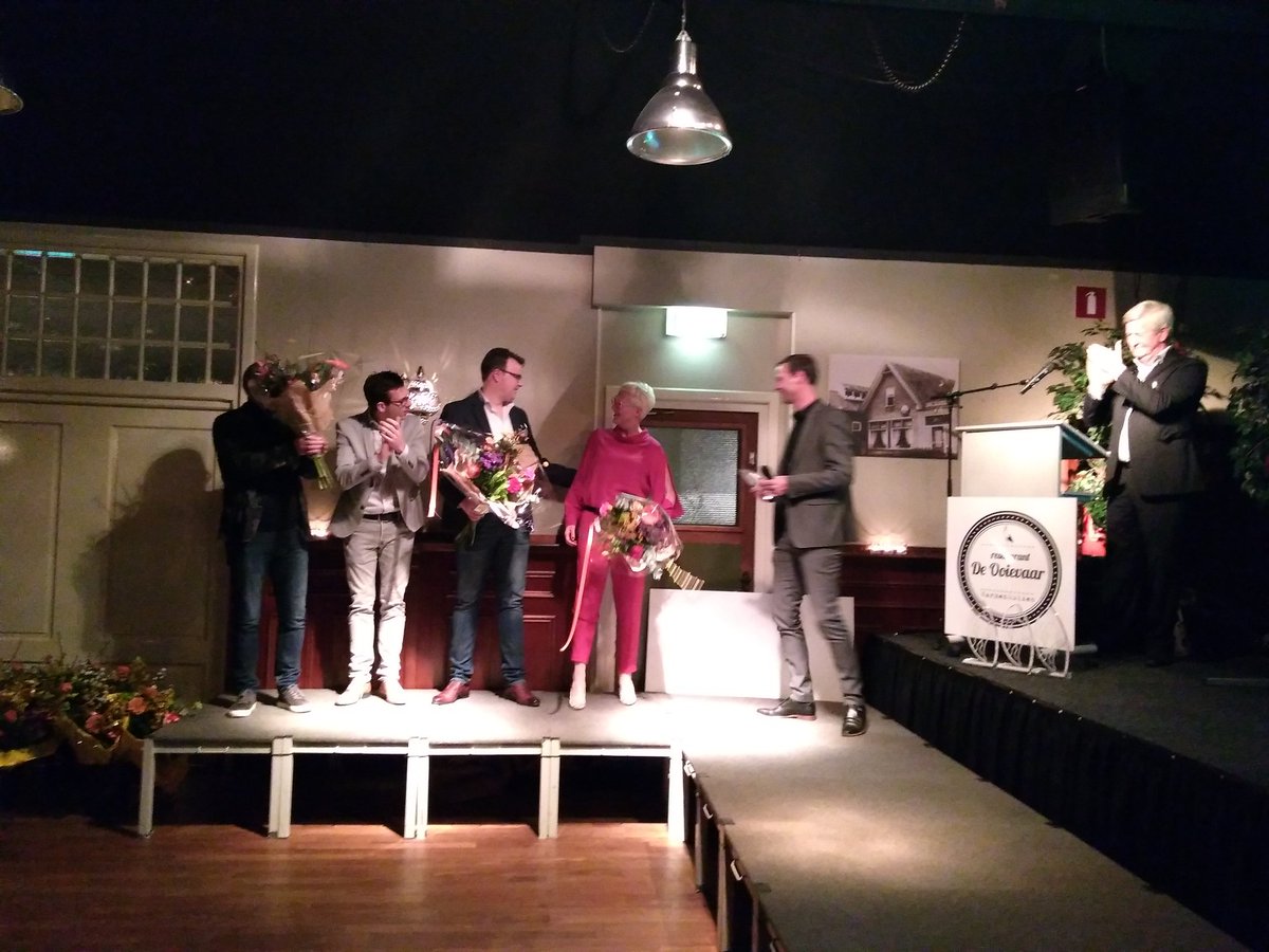 Bas_Burlage's tweet photo. Moe en voldaan kijk ik terug op een geweldige avond. De nominatie voor de ondernemer van het jaar 2017 starter was al prachtig. Genoten van alle leuke reacties. Bedankt OFS en ondernemers uit Schagen. Morgen nog eens rustig door de foto's en visitekaartjes heen. Slaap lekker https://t.co/9ivkMg6qRZ