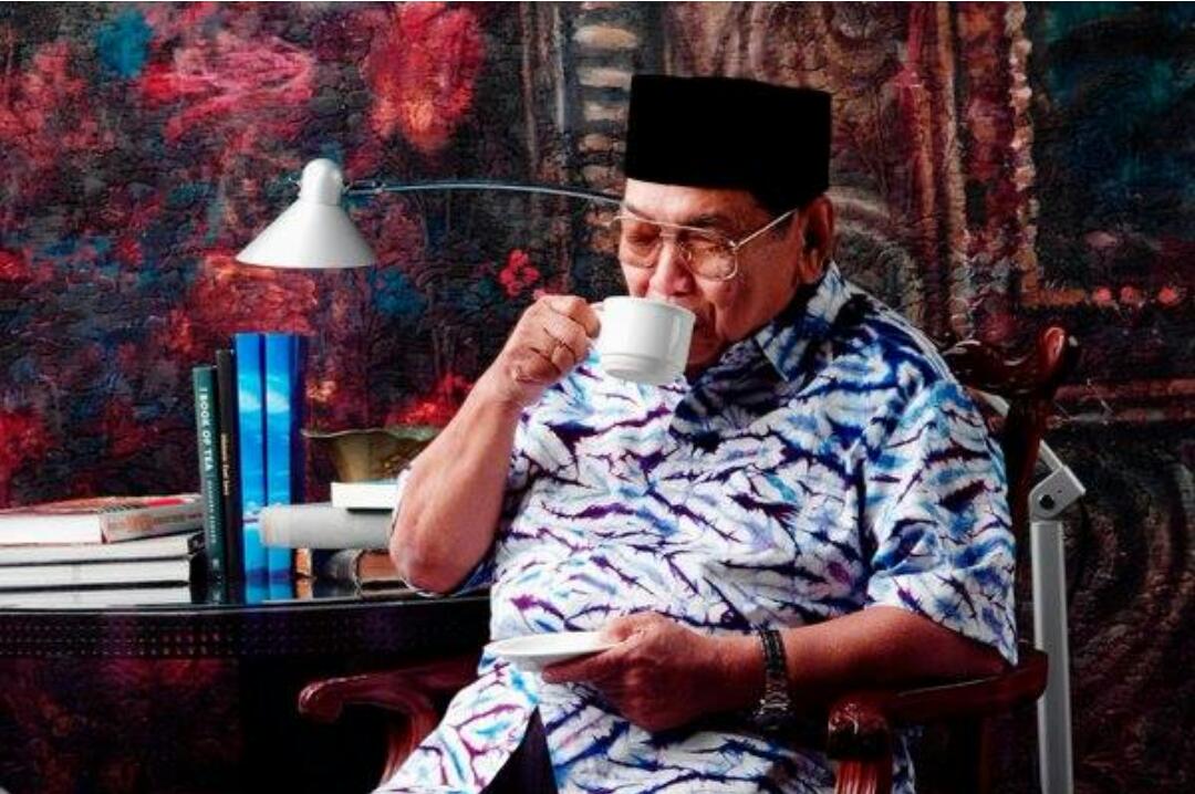 NUgarislucu's tweet photo. Saat Saudi-Israel bersekutu jadi pengen beli Roti Al Maidah 51 buat teman ngopi. Ada yang tahu di mana pesennya ya? 
Biar nyiapin materi khotbah Jumat bisa lancar.. 🤣 https://t.co/GQmKvSUfz0