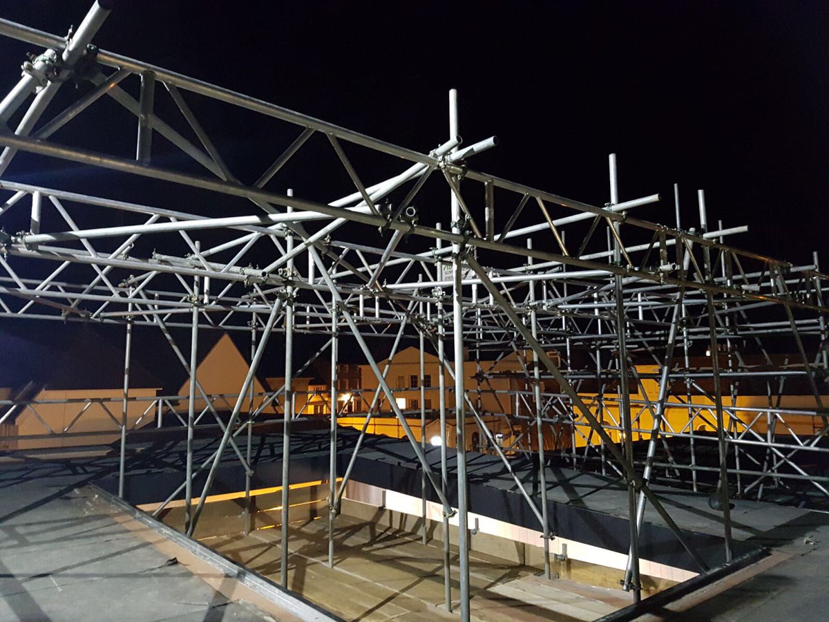 DailyScaffolder's tweet photo. Hanging fall prevention for Roof works at Jackson Sq. site #scaffolding #scaffolders #abbotts #hangers 👍🏼🤓🔧🔩 https://t.co/1uHhmg5tKE
