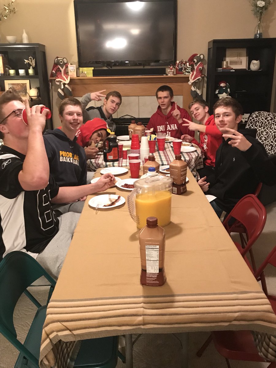 PriorLakeHoops1's tweet photo. Breakfast of Champions before our big game v Apple Valley tomorrow! Thanks @JackJgreives Family #AllWeKnowIsEat https://t.co/BLJUGuHYvY