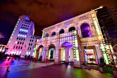 bradpat1's tweet photo. Can be quite expensive but a unique way to get your business noticed "Projection Mapping: What Is It and Why Small Businesses Love" Ithttps://buff.ly/2Dfxy5A via @BNDarticles | by Joanna Furlong #SmallBiz https://t.co/5qhwntidHM