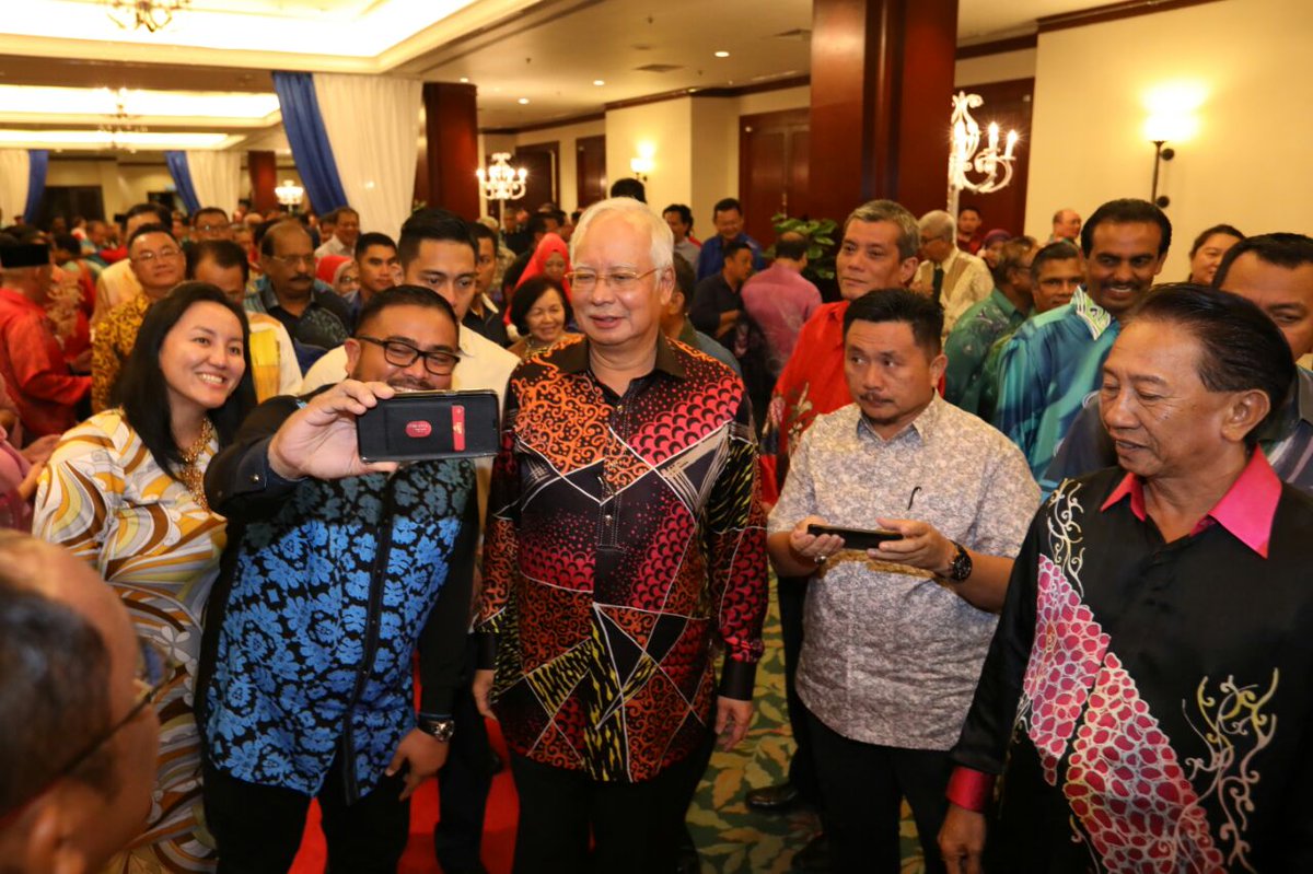 NajibRazak's tweet photo. Saya yakin @barisanasional Sabah mampu menang besar andai semua bersatu padu dan komited sebagai satu pasukan. Jangan berhenti bekerja keras, terus berjuang sehingga ke penghabisan PRU-14 nanti! https://t.co/L7R7CrETco