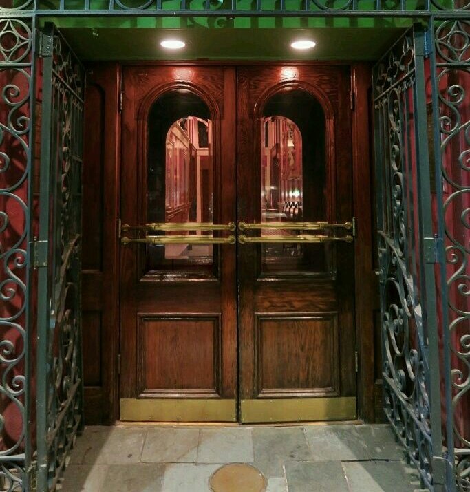 … membisik sebuah lokasi. Dia sudah berada di lain tempat. )
❊. ( Berhadapan dengan pintu masuk bar. )

❊. ( MESSAGE )
   ❊. Aku sudah sampai...~
❊. ( Image attached. )

❊. <a href="/Host_Takaomi/">Gojou Takaomi.</a>