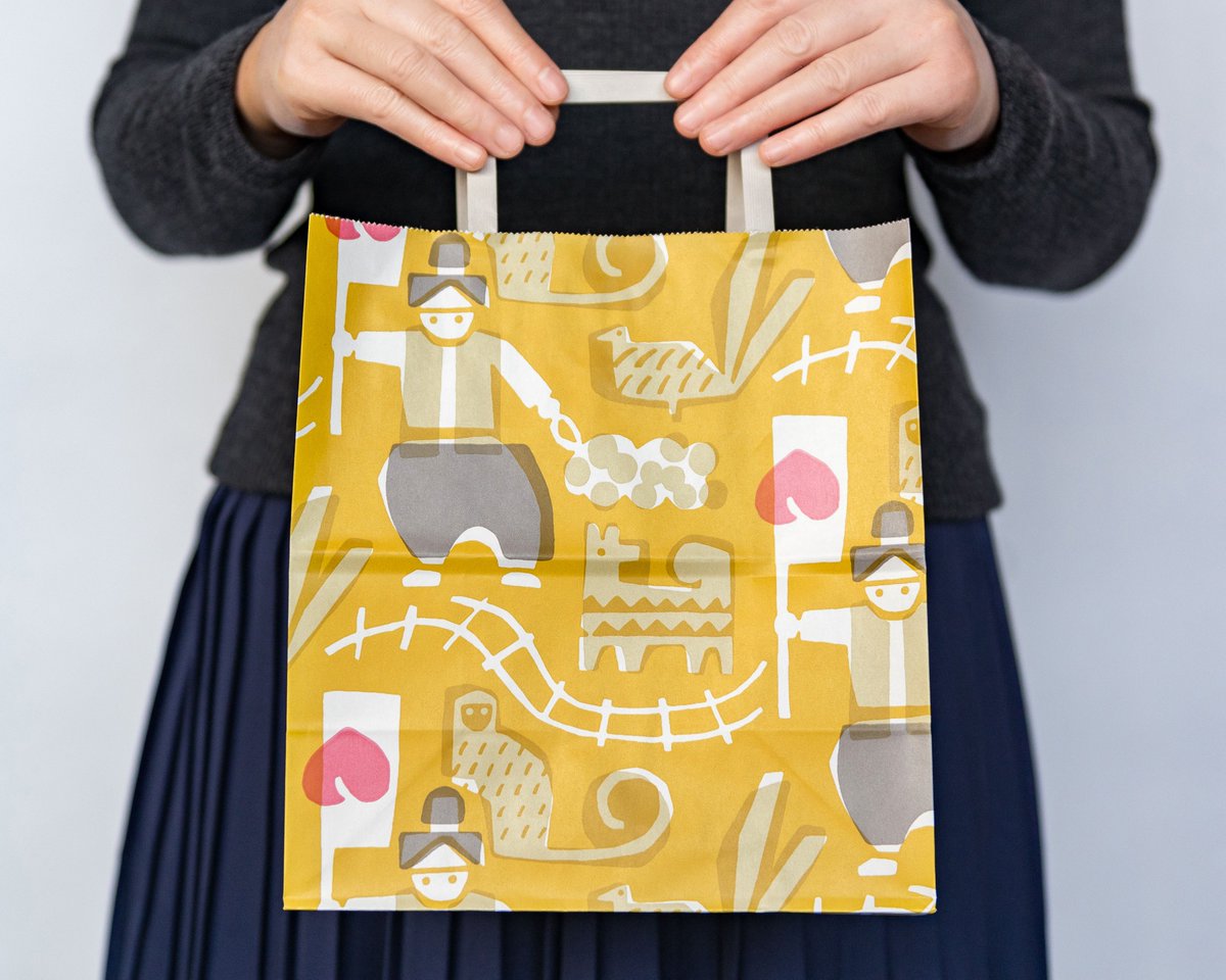 くまなく たびにゃん Jr岡山支社 公式 No Twitter Jr Premium Select Okayamaのコンセプトデザインは マリメッコやムーミンの公認デザイナー鈴木マサルさんが岡山をイメージしてデザインしてくださいました 岡山駅でおみやげを買うと かわいいショップ袋を