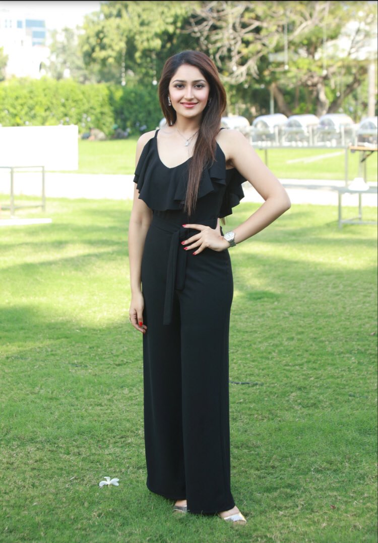 urkumaresanpro's tweet photo. Glam & happening actress #Sayyeshaa at #Ghajinikanth single launch
#GhajinikanthsingleRelease #MegaEventStudioGreen @sayyeshaa @arya_offl @StudioGreen2 @kegvraja @santhoshpj21 @SayyeshaaFC @FansOfSayyeshaa https://t.co/YT6G364QvI