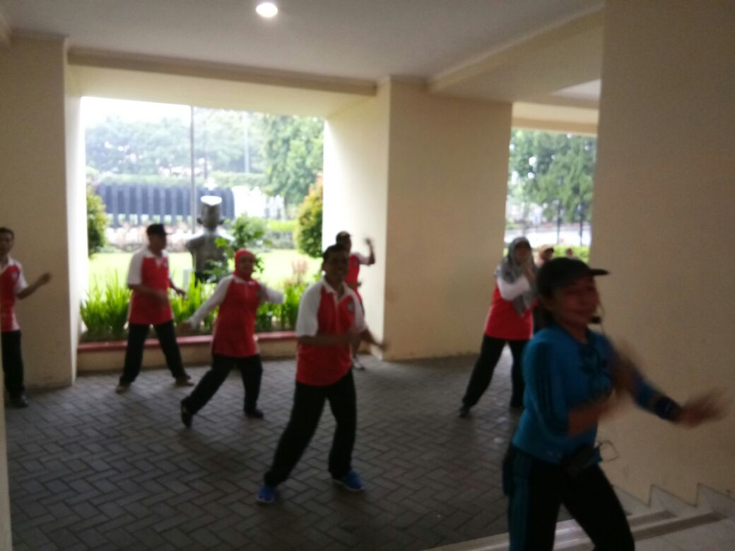 unyofficial's tweet photo. meski hujan tetap semangat sehat senam jumat ceria, hujan,adem, senam biar anget @Official_FISUNY https://t.co/mwuj2Fvh3p